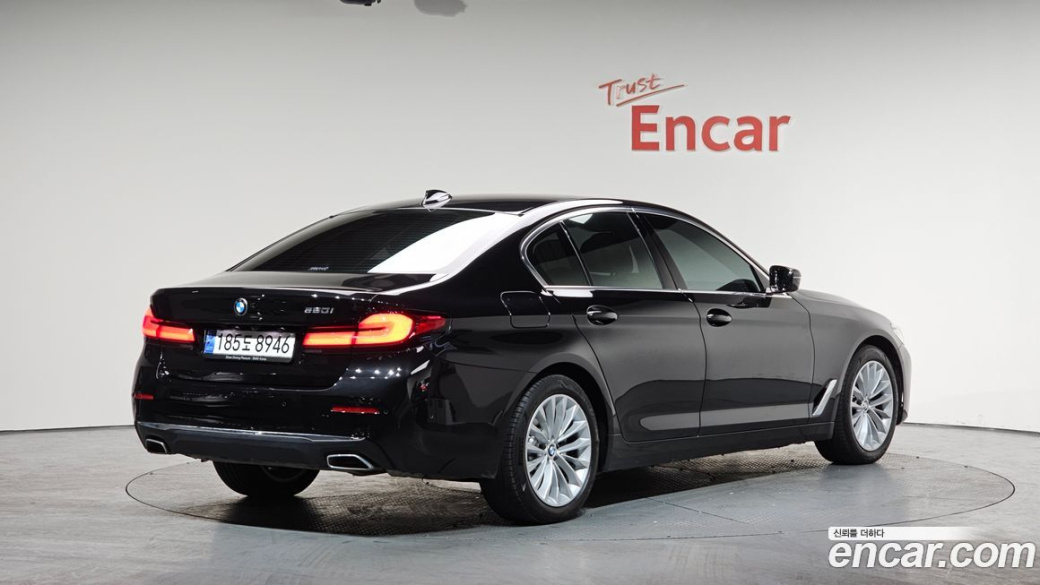 BMW 5-Series 520i Luxury, 2023