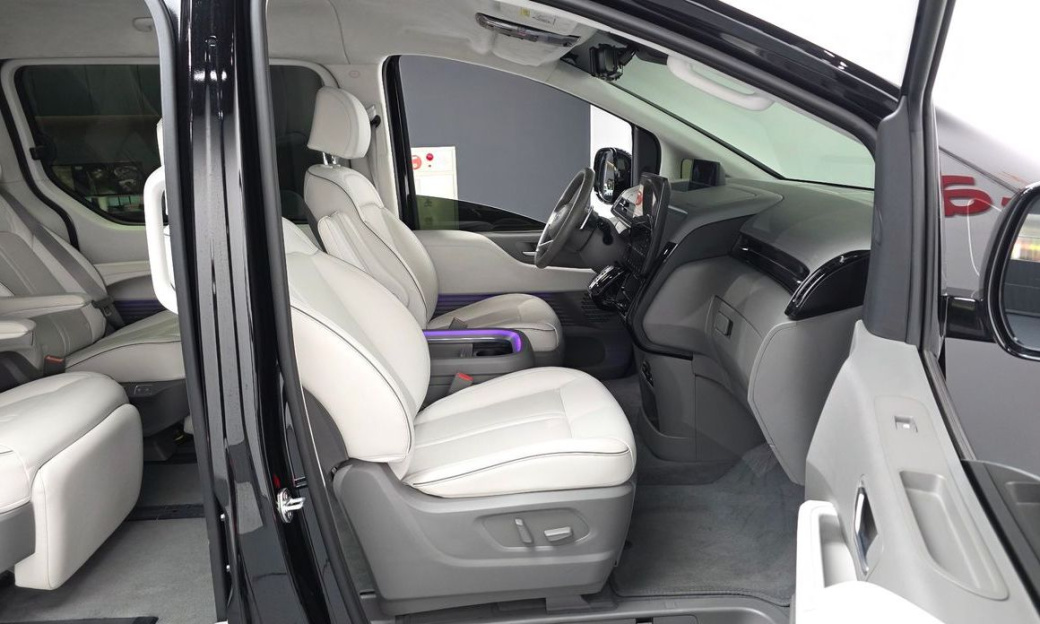Hyundai Staria 4WD Lounge 7-Seater, 2024