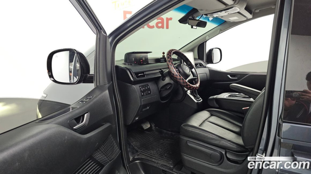 Hyundai Staria 4WD Tourer 11-Seater, 2024