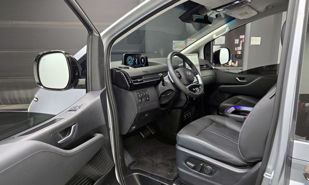 Hyundai Staria 4WD Lounge 9-Seater, 2025