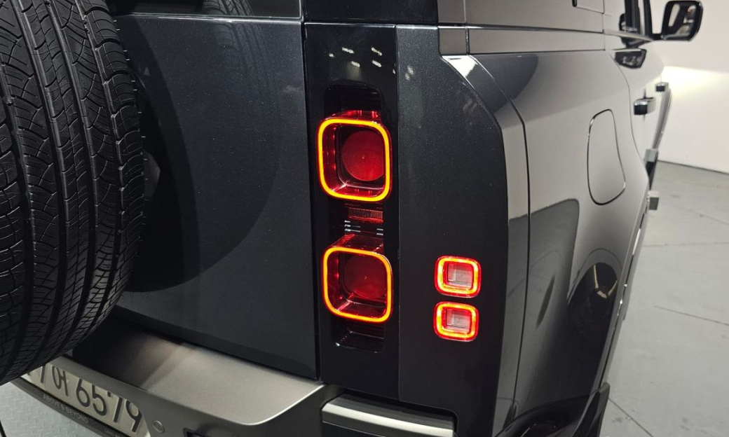 Land Rover Defender 110 D300 X-Dynamic HSE, 2024