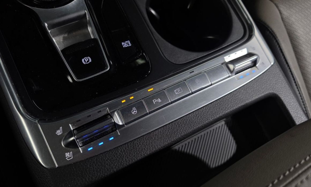 Kia Carnival 7-Seater Outdoor, 2025