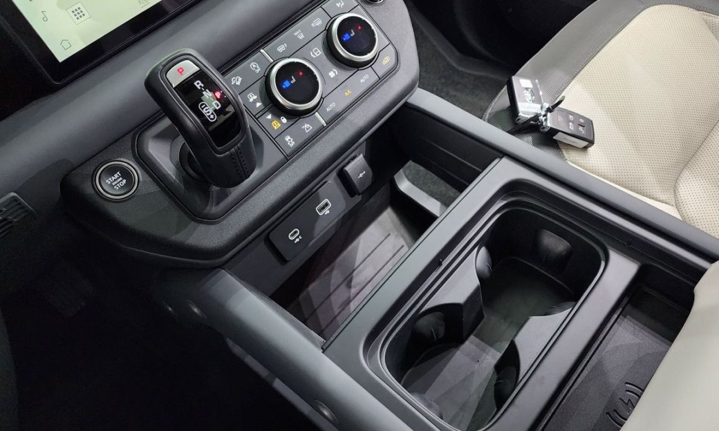 Land Rover Defender 110 P300 X-Dynamic SE, 2024