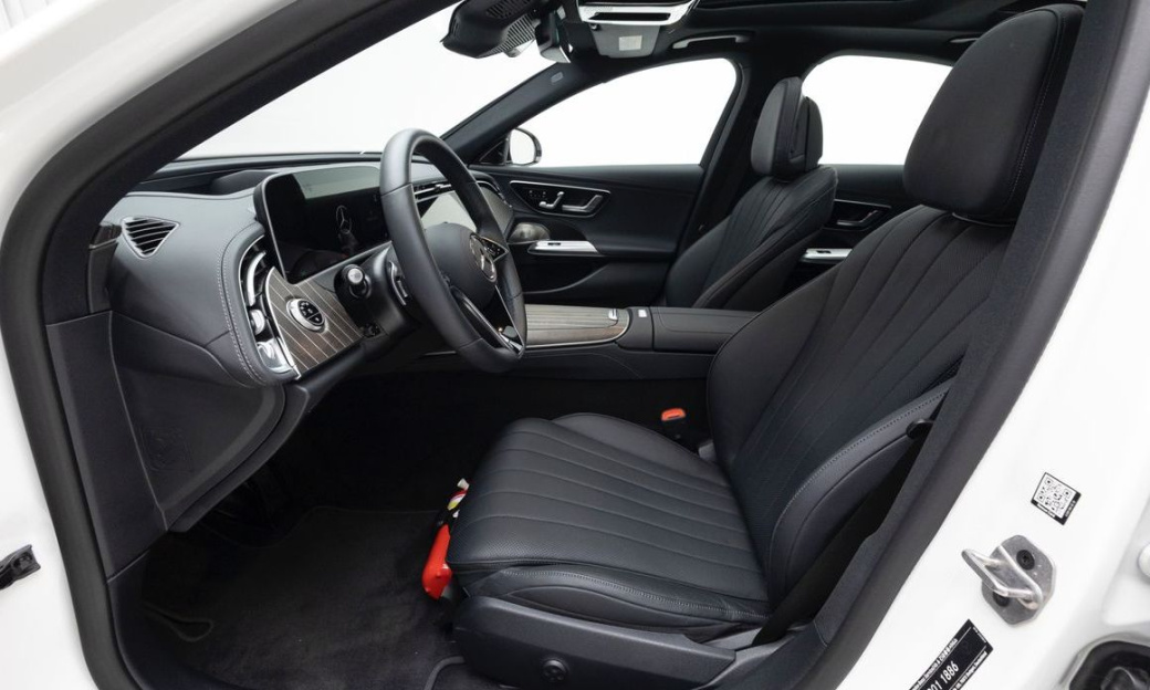 Mercedes-Benz E-Class E300 4MATIC Exclusive, 2025