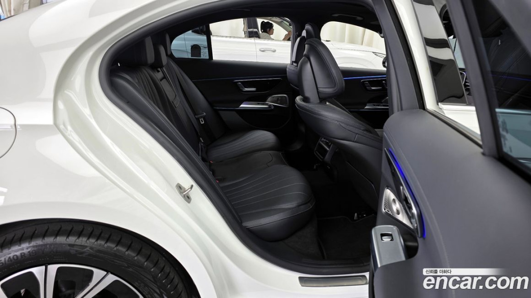 Mercedes-Benz E-Class E300 4MATIC Exclusive, 2025