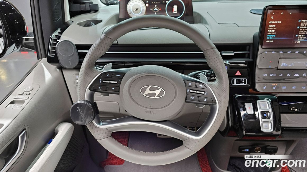 Hyundai Staria 4WD Lounge 7-Seater, 2025