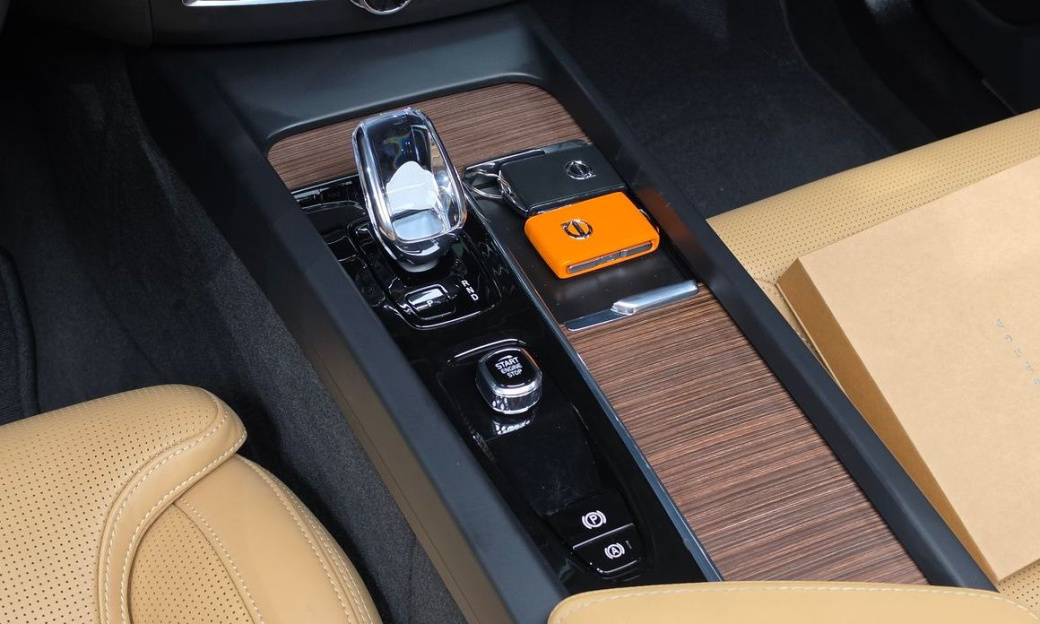 Volvo XC60 B5 Ultimate Bright, 2024