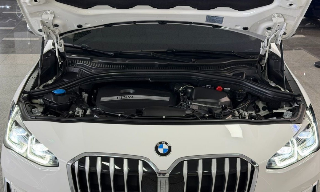 BMW 2-Series 220i Luxury, 2024