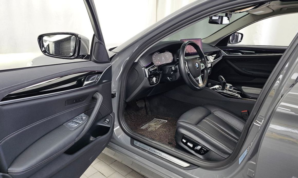 BMW 5-Series 520i Luxury, 2022
