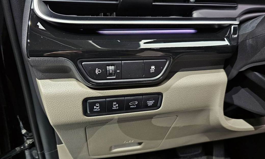 Kia Carnival 9-Seater Gravity, 2025