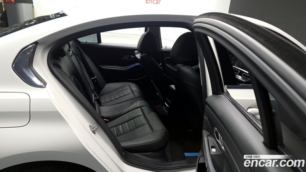 BMW 3-Series 320i Luxury, 2022