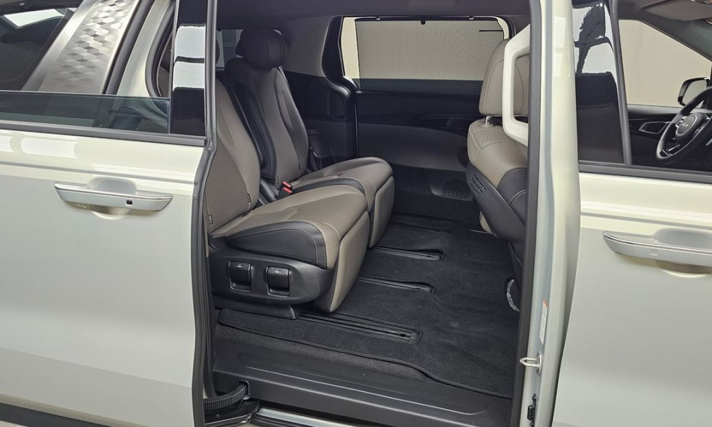 Kia Carnival 7-Seater Signature, 2025
