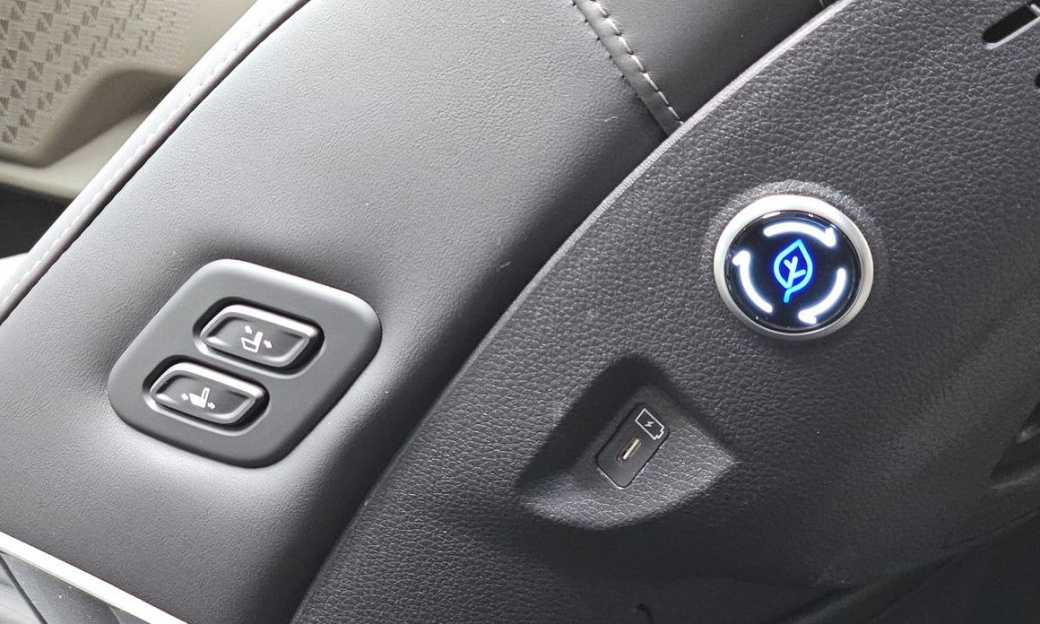 Kia Carnival 9-Seater Signature, 2025