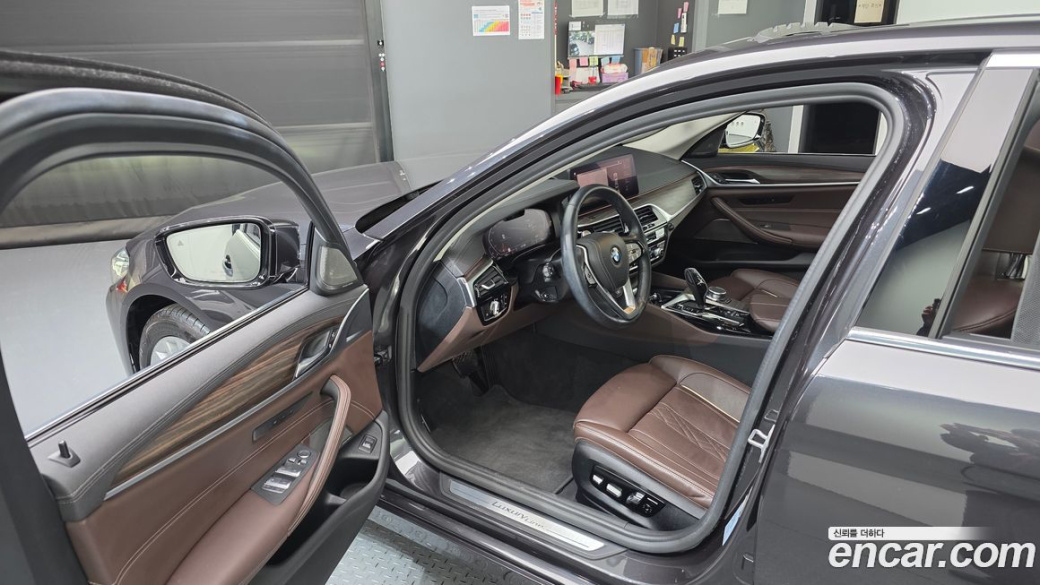 BMW 5-Series 530i Luxury, 2022