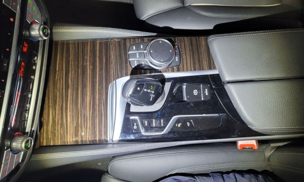 BMW 5-Series 520i Luxury, 2023
