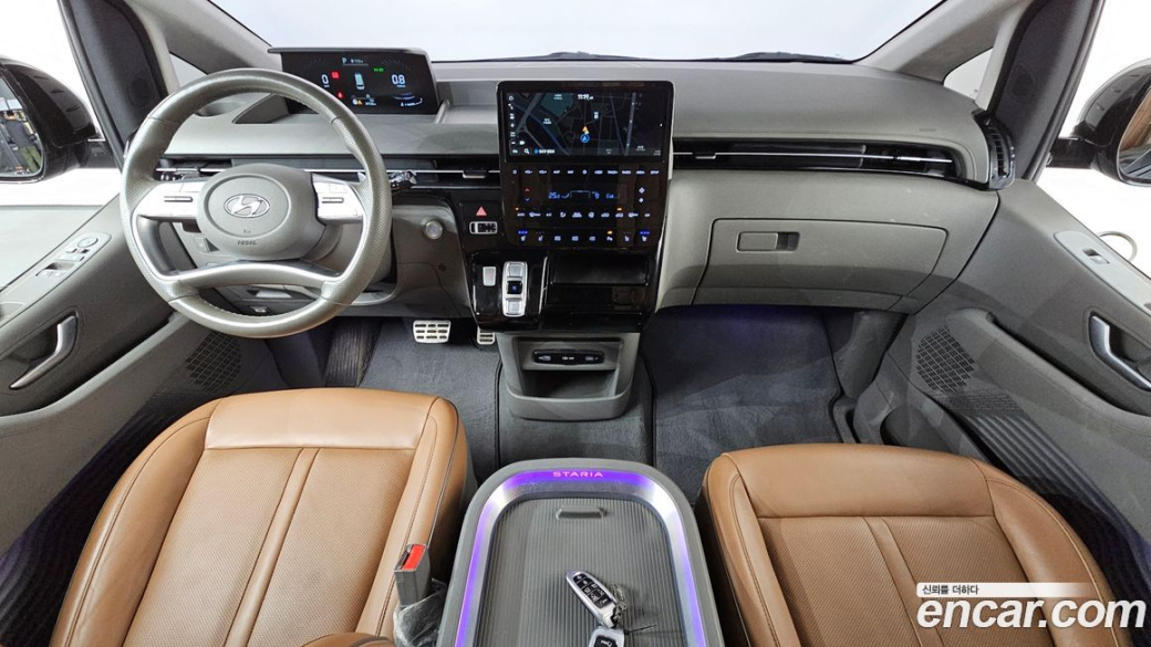 Hyundai Staria 4WD Lounge 9-Seater, 2022