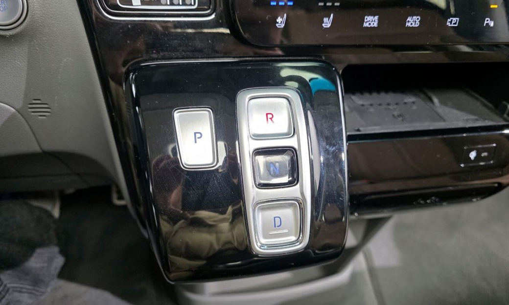 Hyundai Staria 4WD Lounge 9-Seater, 2022