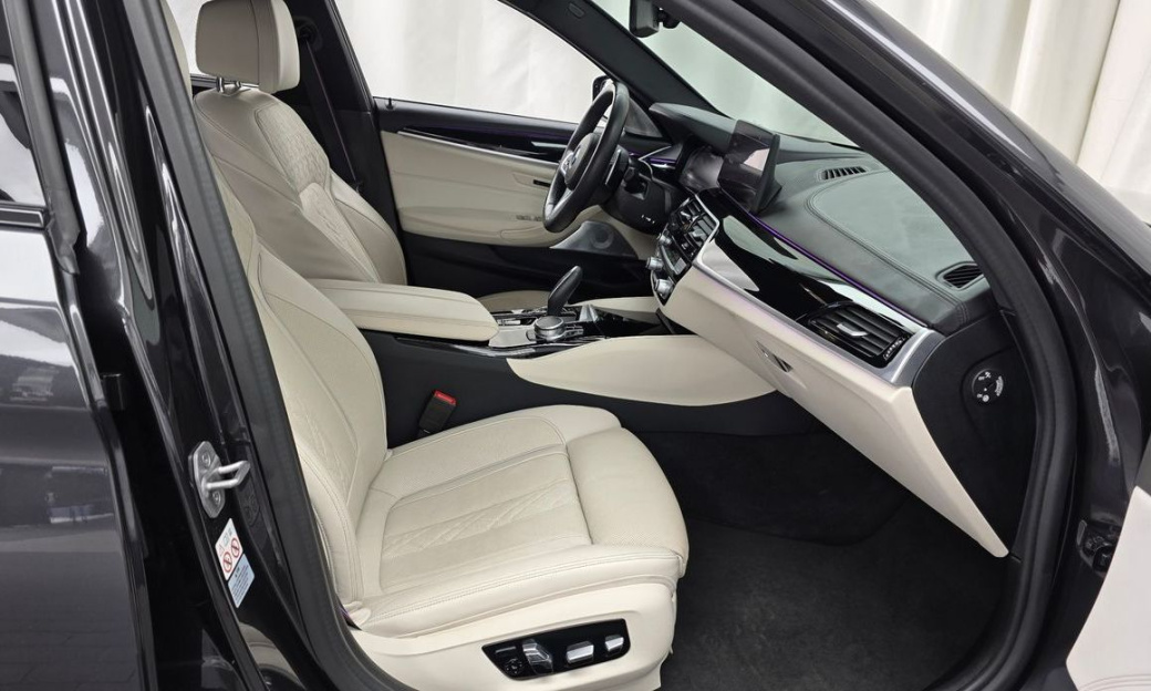 BMW 5-Series M550i xDrive, 2022