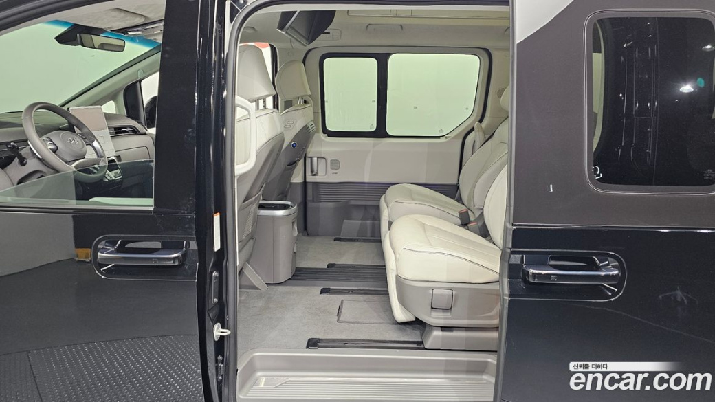 Hyundai Staria 4WD Lounge 7-Seater, 2024
