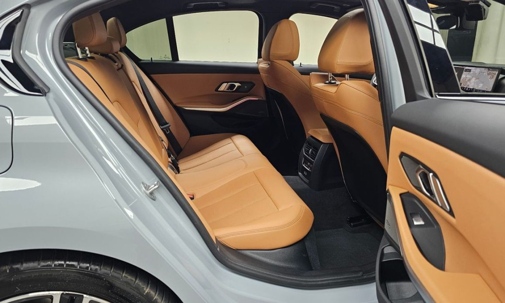 BMW 3-Series 320i M Sport, 2025