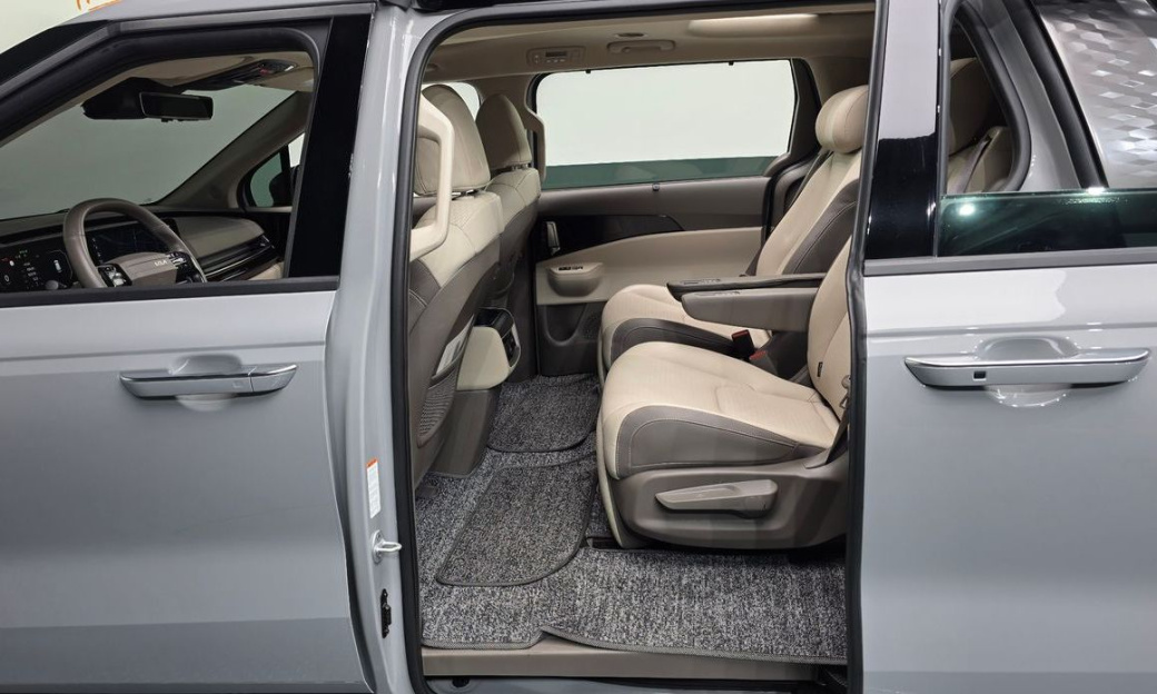 Kia Carnival 7-Seater Gravity, 2025