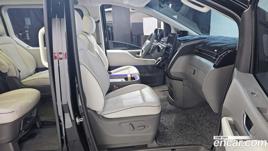 Hyundai Staria 4WD Lounge 9-Seater, 2023