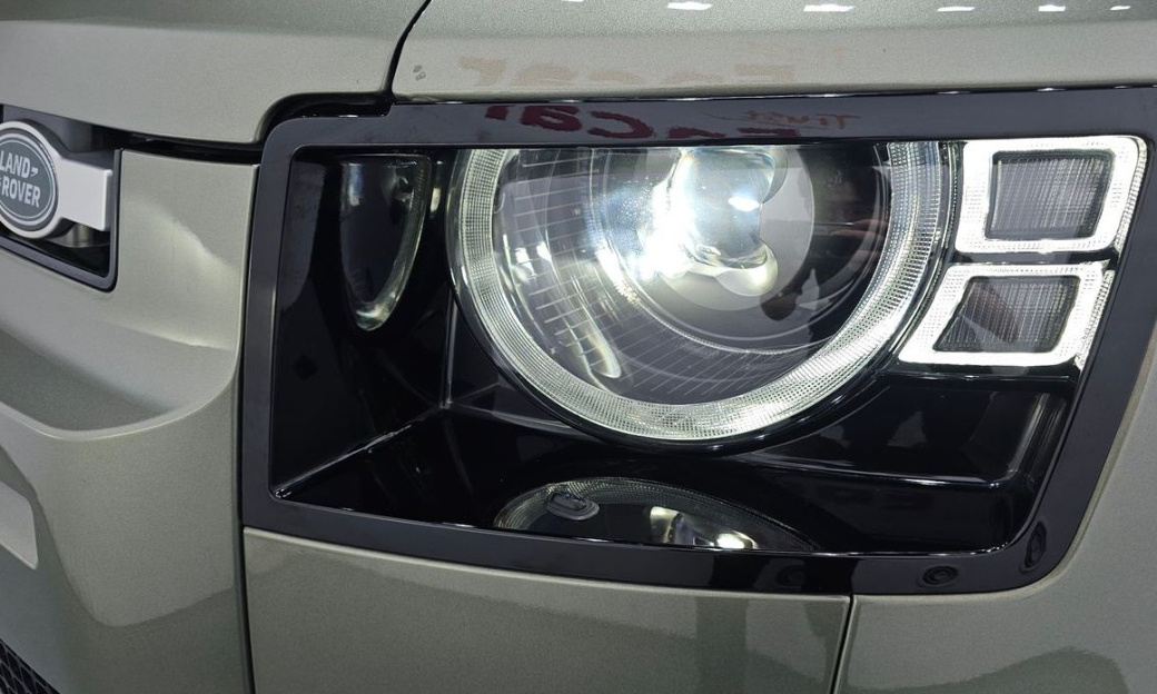 Land Rover Defender 110 D300 HSE, 2022