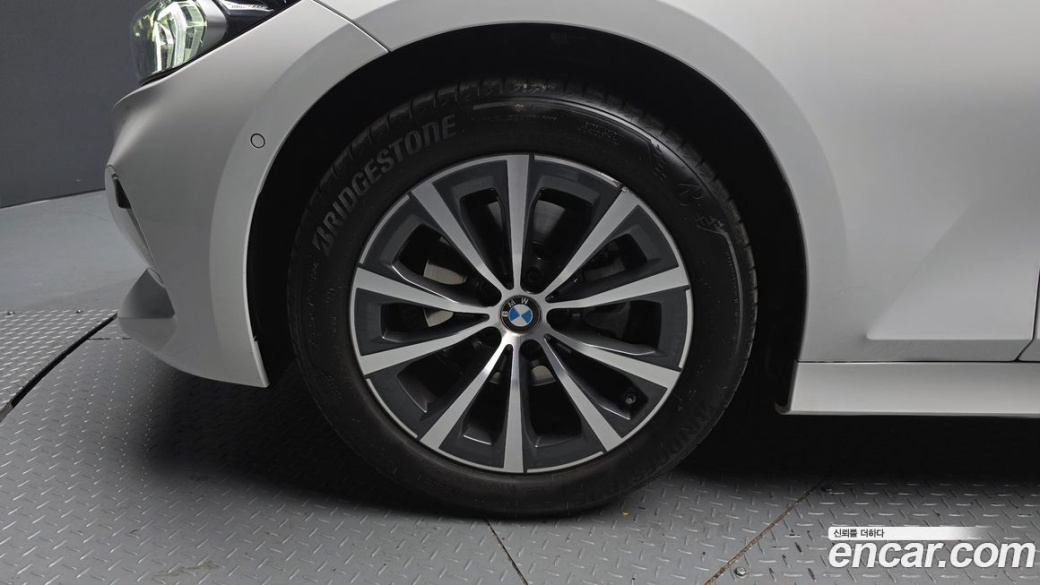 BMW 3-Series 320i Touring, 2024
