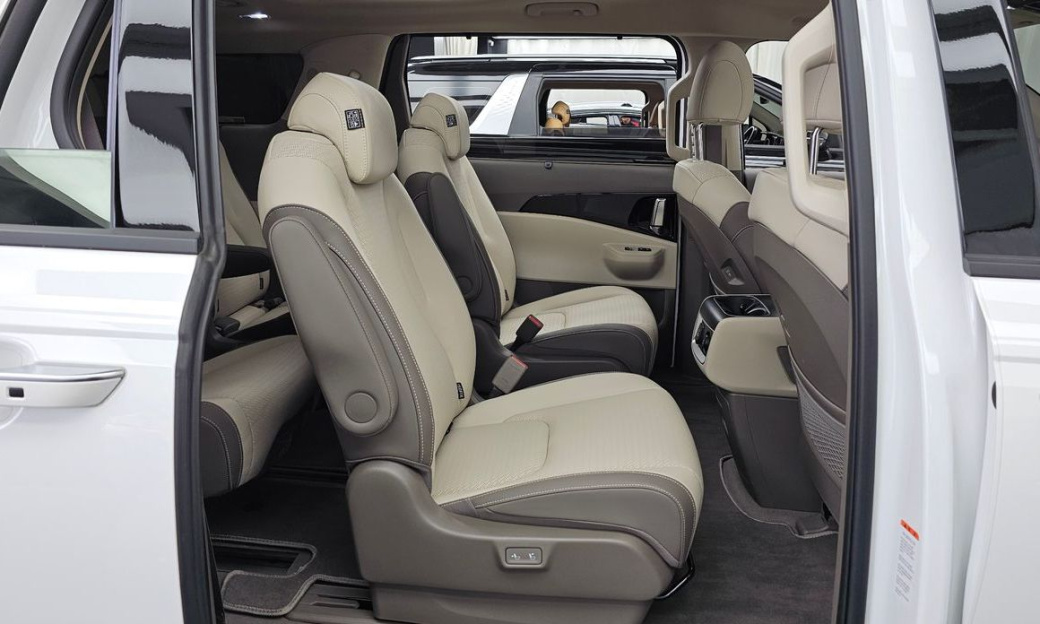 Kia Carnival 9-Seater Signature, 2025