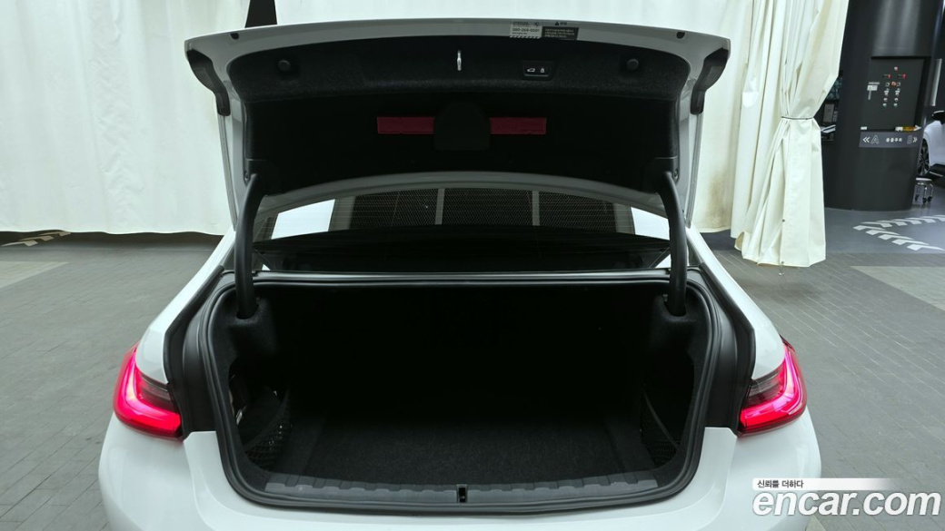 BMW 3-Series 320i Luxury, 2022