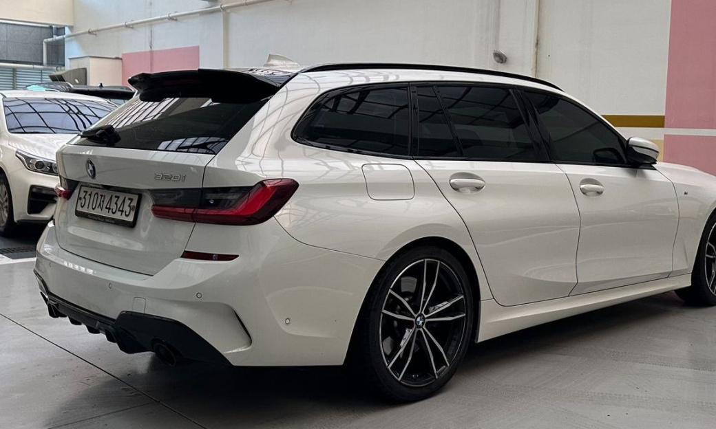 BMW 3-Series 320i Touring M Sports, 2022