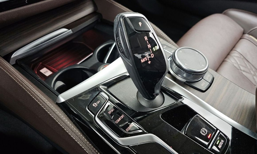 BMW 5-Series 530i Luxury, 2022