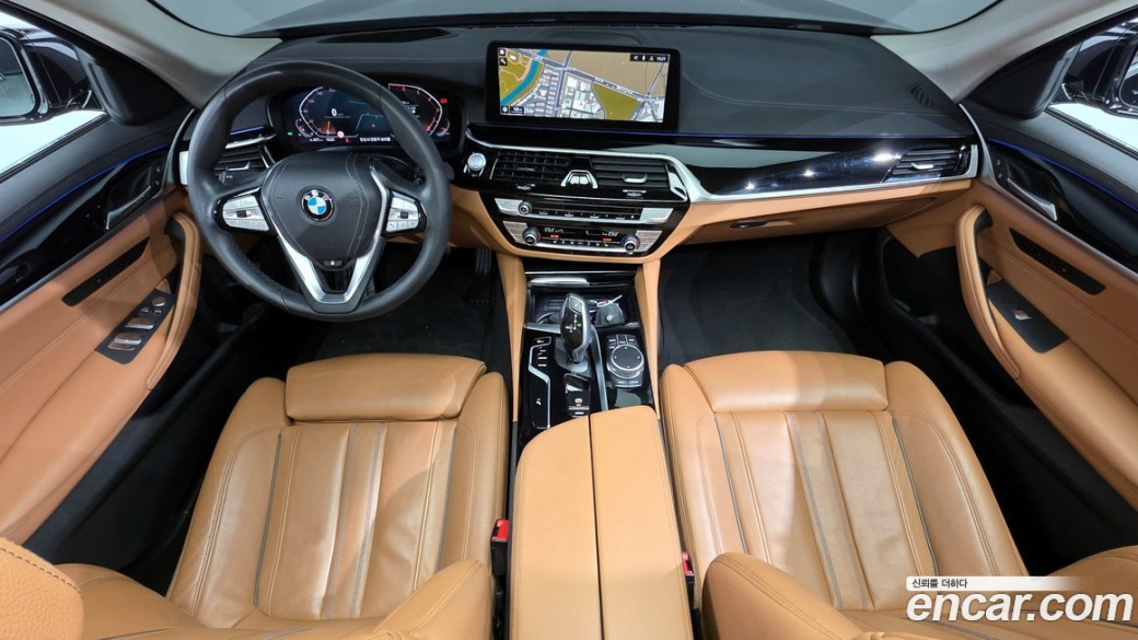 BMW 5-Series 520i Luxury, 2022