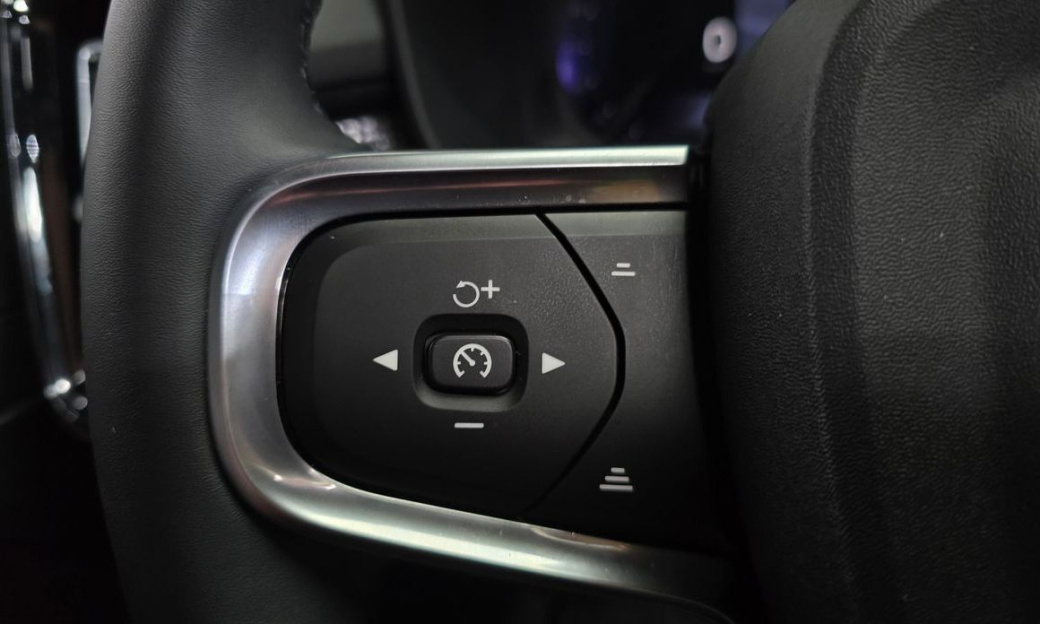 Volvo XC40 B4 Black Edition, 2025