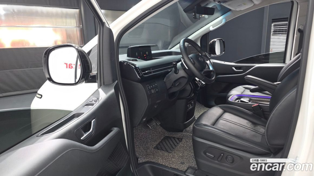 Hyundai Staria Lounge 9-Seater, 2022