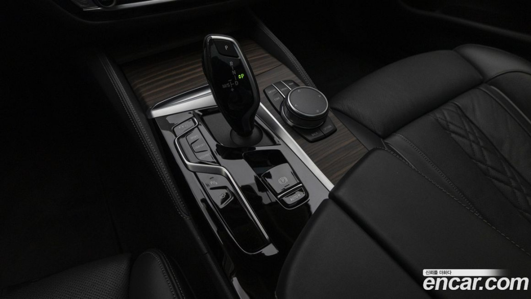 BMW 5-Series 530i Luxury, 2023