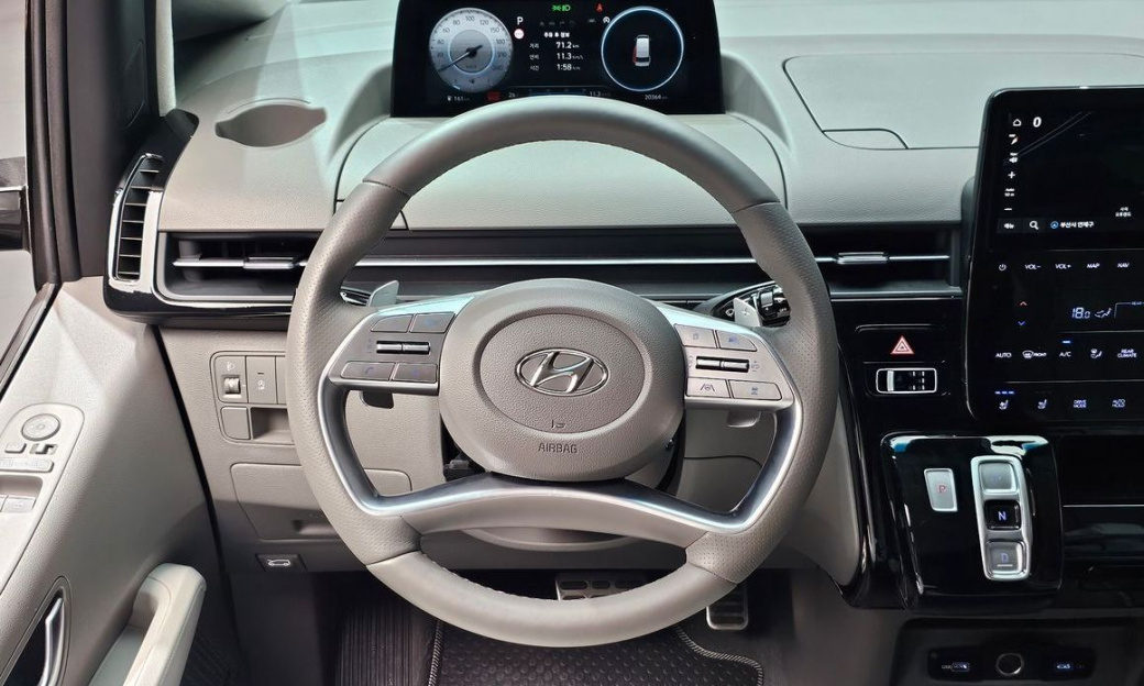 Hyundai Staria Lounge 7-Seater, 2022