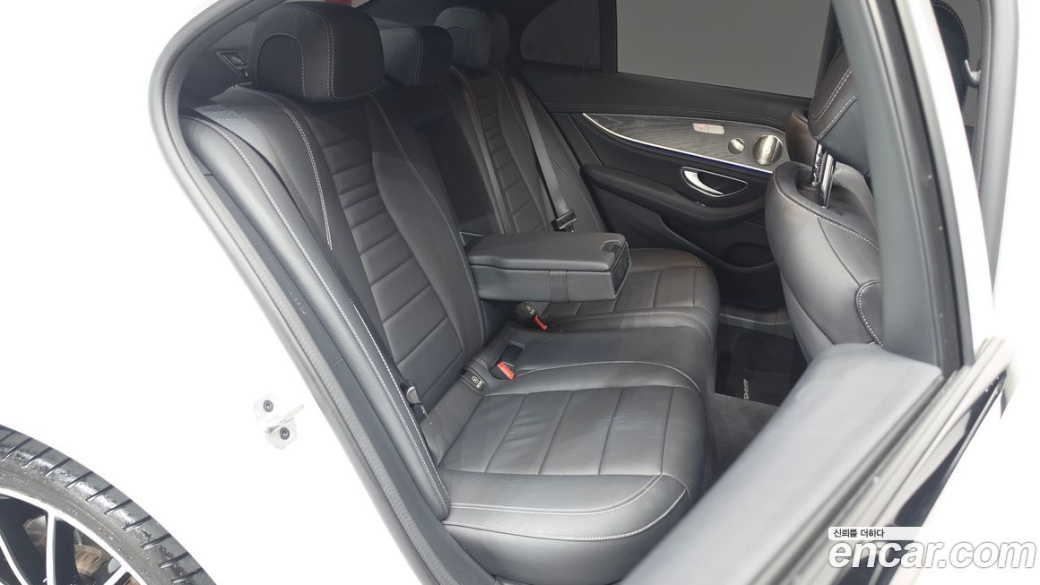 Mercedes-Benz E-Class E350 4MATIC AMG Line, 2023