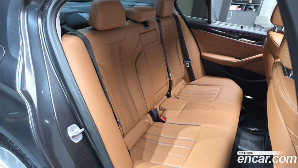 BMW 5-Series 520i Luxury, 2023
