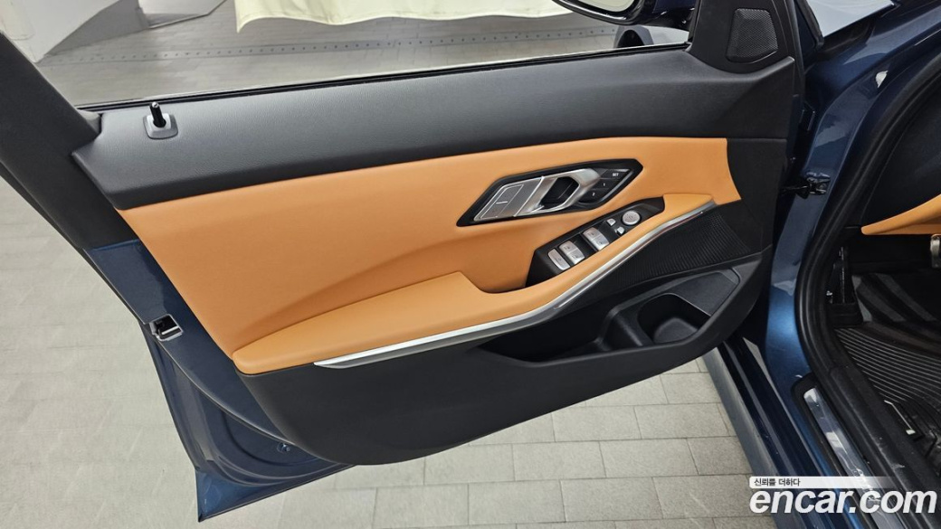 BMW 3-Series 320i, 2025