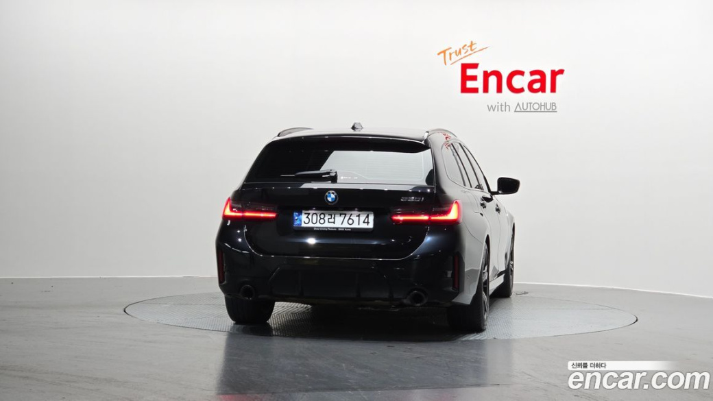 BMW 3-Series 320i Touring M Sports, 2023