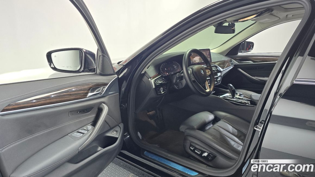 BMW 5-Series 520i Luxury, 2021