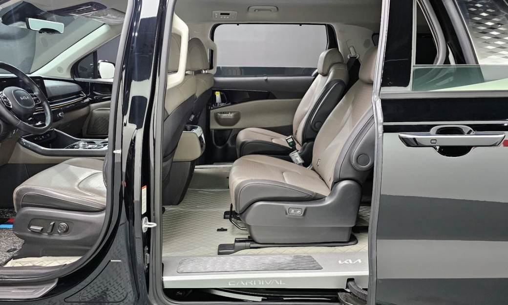 Kia Carnival 9-Seater Signature, 2024