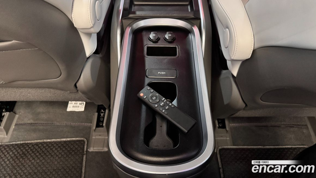 Hyundai Staria Lounge 7-Seater, 2022