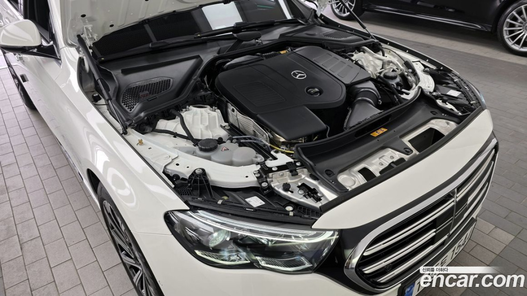Mercedes-Benz E-Class E300 4MATIC Exclusive, 2025