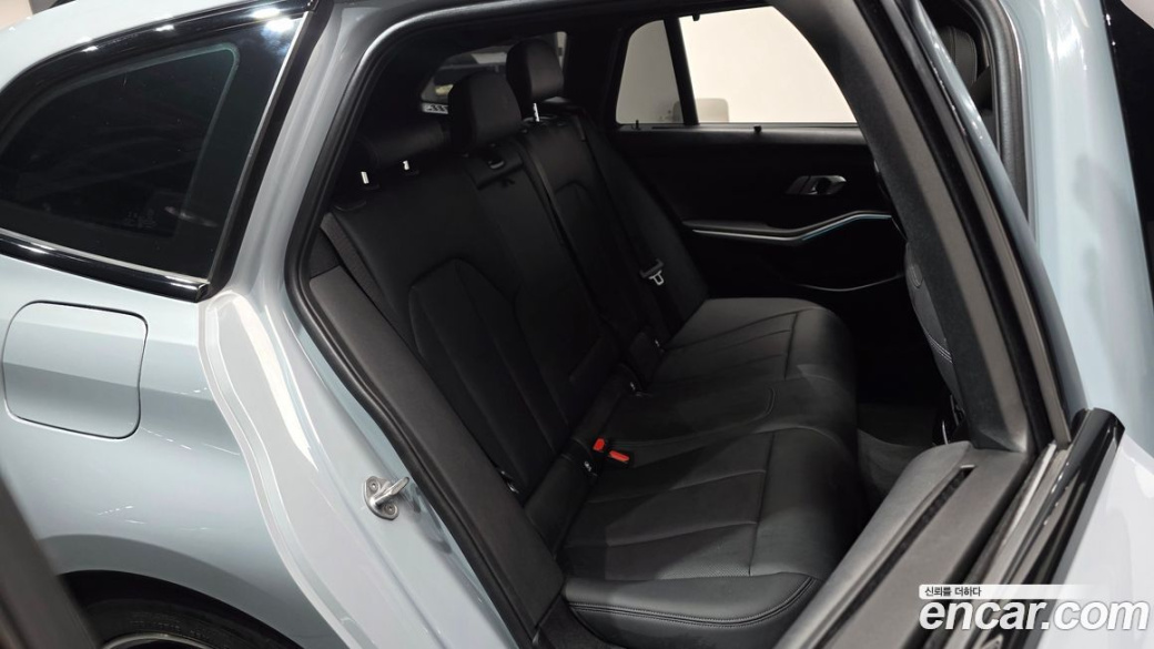 BMW 3-Series 320i Touring M Sports, 2023