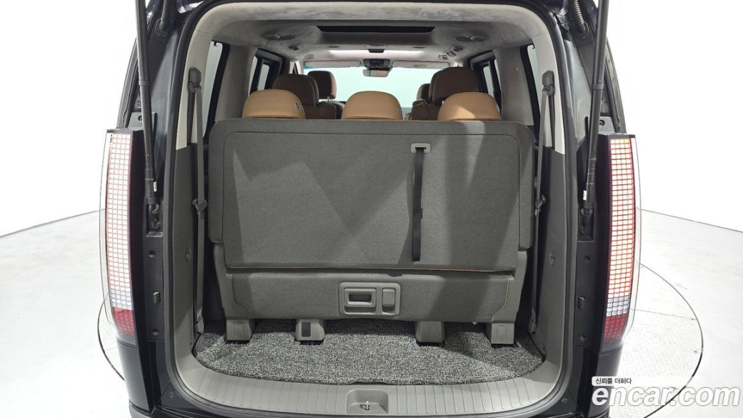 Hyundai Staria Lounge 9-Seater, 2022