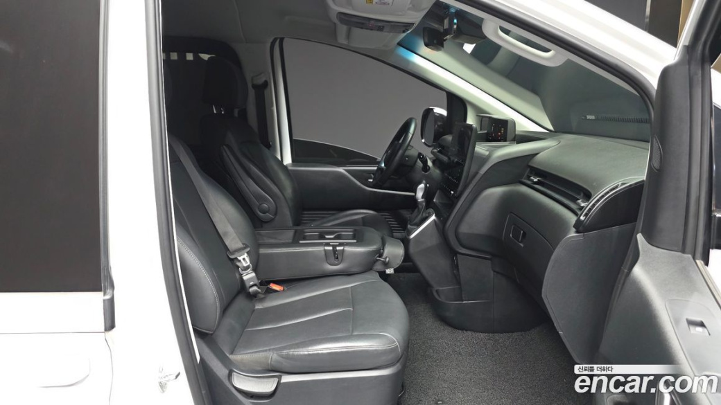 Hyundai Staria 4WD Tourer 9-Seater, 2025