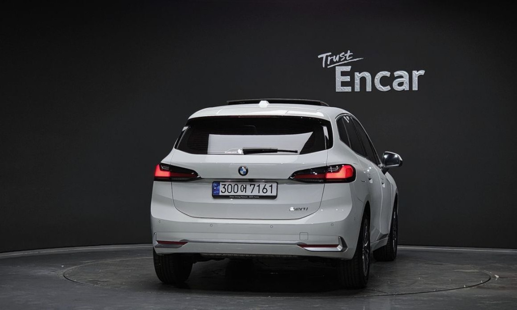 BMW 2-Series 220i Luxury, 2023