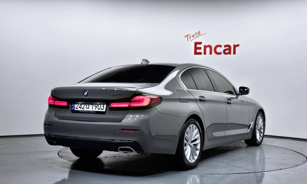 BMW 5-Series 520i Luxury, 2022